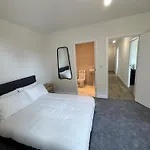 Riverview 2Bedroom 2Bathoom Airport Apartment
